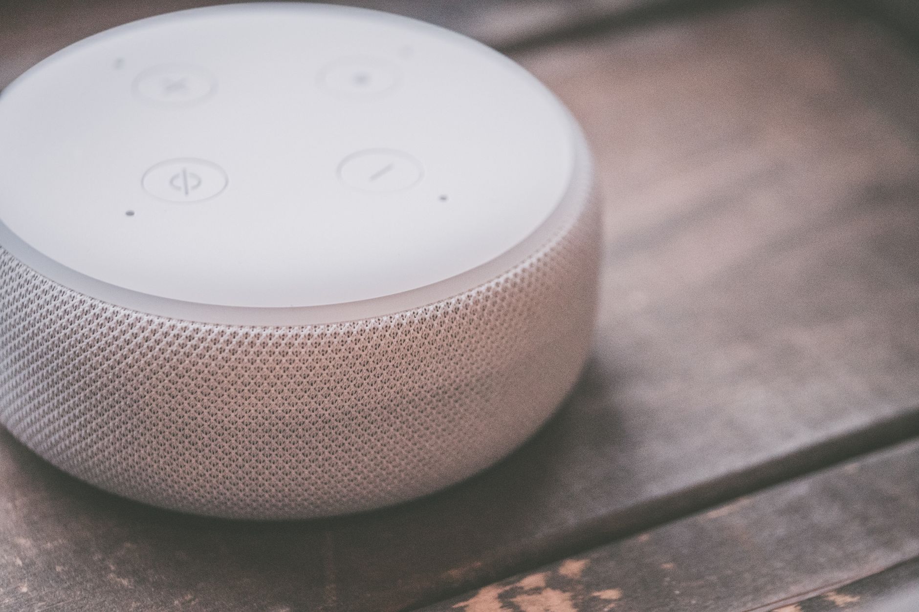 Privacidad y asistentes de voz: cómo configurar permisos y proteger las grabaciones en casa